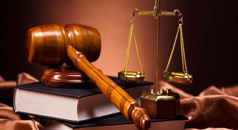 Quiero enviar un afectuoso saludo a abogadas y abogados en especial a aquellos con los que comparto el ejercicio de la profesión. La abogacía es una profesión maravillosa, que debemos llevar adelante  con responsabilidad y pasión. Feliz día colegas !!!