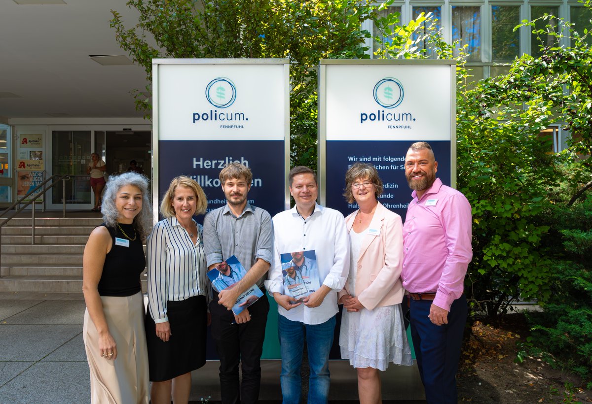 🌟 Besonderer Besuch im Policum Fennpfuhl! 🌟

...am vergangenen Freitag  hatten wir  die große Ehre, 2 besondere Persönlichkeiten im Policum FEN begrüßen zu dürfen - den Bezirksbürgermeister von Lichtenberg, Martin Schäfer, sowie Falk Höpfner von der Wirtschaftsförderung!