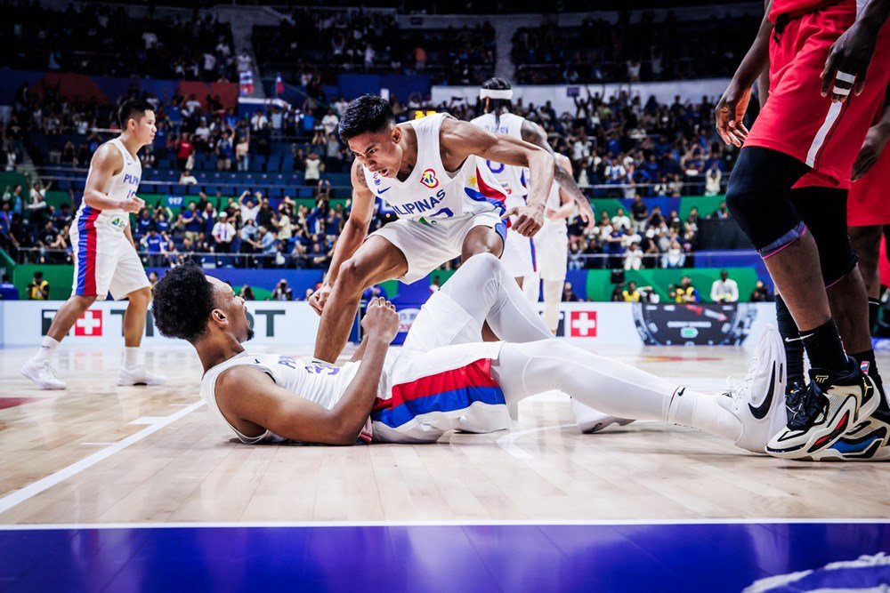 naveenganglani's tweet photo. Rhenz Abando in the first half:

8 points, 3/3 FGs, 1/1 3PT, 8:43 minutes.

It's about damn time. https://t.co/JgH6nR6m14