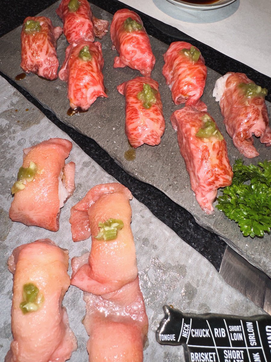 PlengChifFon's tweet photo. Lunch set ของ tanjiro yakiniku ราคาไม่แรงเลย แถมมีโปร sushi wagyu 8 ชิ้น 99 บาท คุ้มเกิน 🥹 กินจนอิ่มหมดไม่ถึงพัน 🫨
#ชิฟฟ่อน��ิน https://t.co/7suzDbkE1p