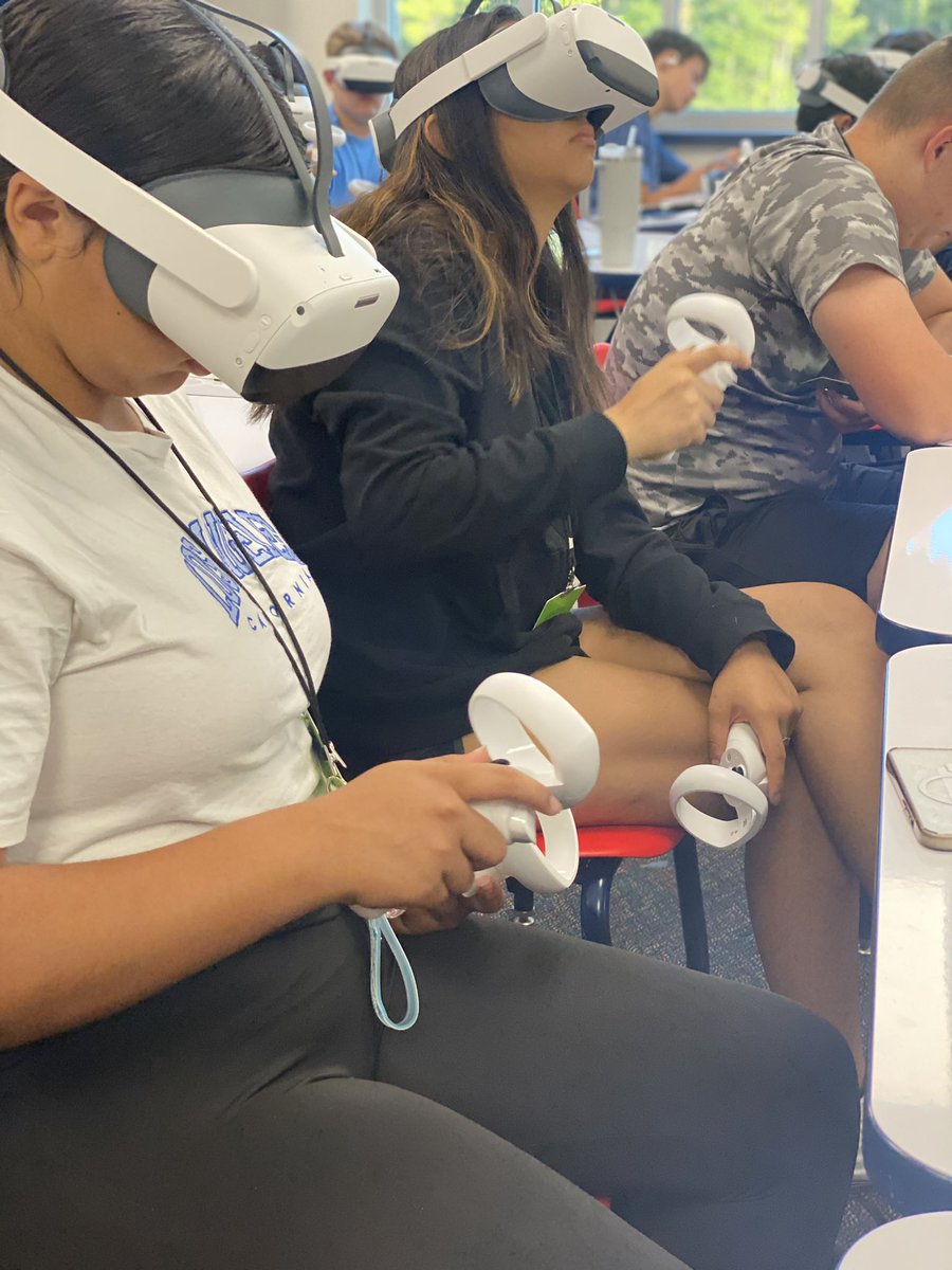 HumbleISD_PL's tweet photo. Geometry students at @HumbleISD_AHS  immerse in their learning and tackle the distance formula through a virtual reality experience #ShineTheLight @humbleisd @PrismsOfReality https://t.co/3NuXDGr0bY
