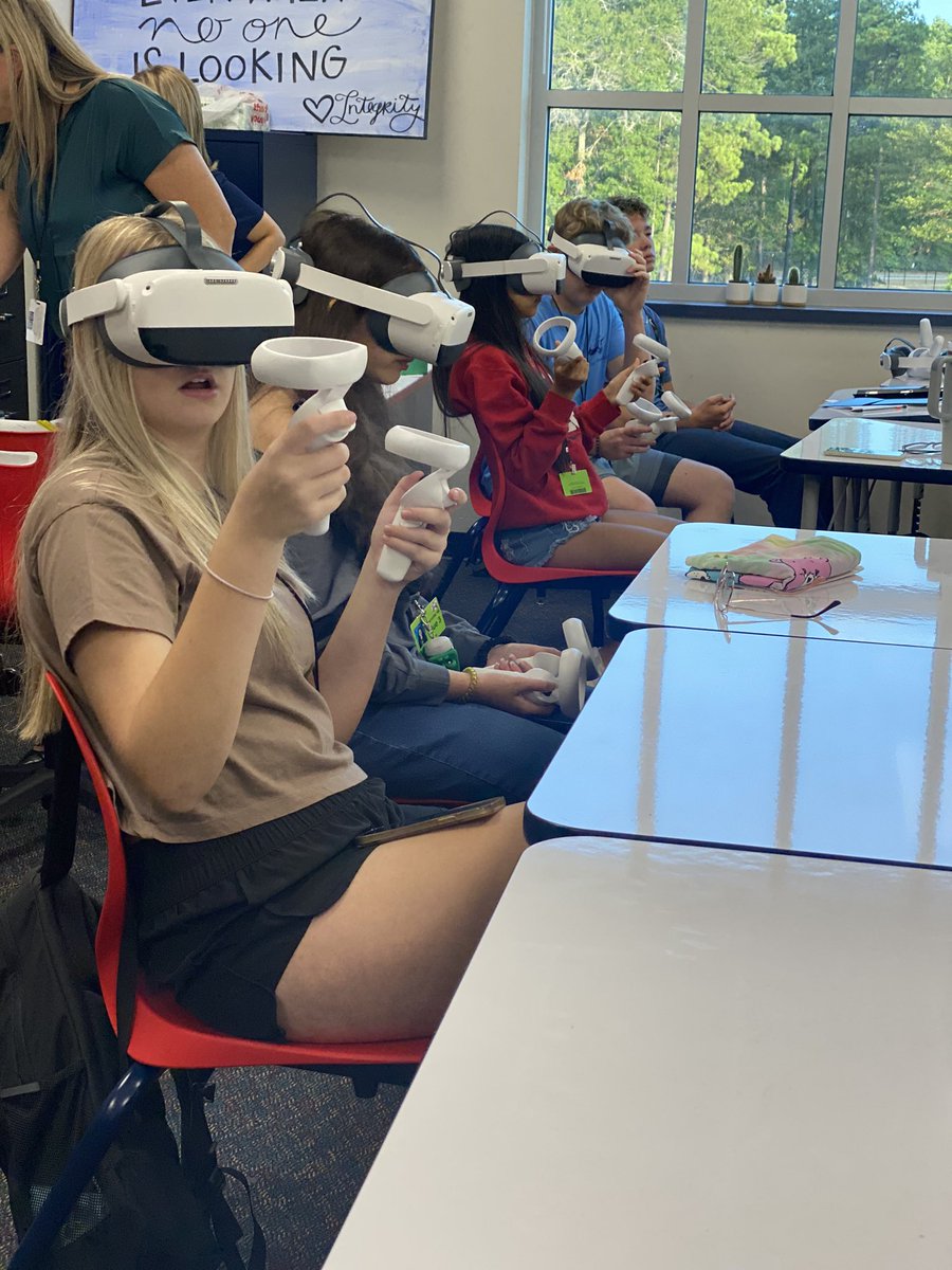 HumbleISD_PL's tweet photo. Geometry students at @HumbleISD_AHS  immerse in their learning and tackle the distance formula through a virtual reality experience #ShineTheLight @humbleisd @PrismsOfReality https://t.co/3NuXDGr0bY