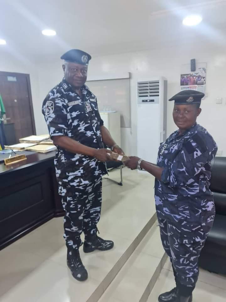 A police officer by name Joy Chidinma Ikpeama a native of Umungwa Obowo serving in Anambra State Police Command rejected a huge sum offered her by some criminals and got them arrested. She was rewarded with a sum of N250k by the Commissioner of Police for her honesty
@BenHundeyin