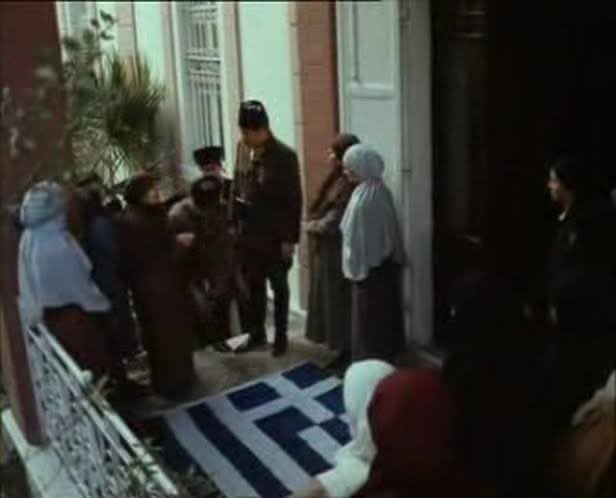 _umbertoeco__'s tweet photo. O'na dil uzatmayın;

Şimdi ben orduyu Nato'ya bağlayan Adnan Menderes'in, devlet maaşıyla kumar oynayıp boş zamanlarında "şiir" yazan Necip Fazıl'ın, düşmana teslim olan Vahdeddin'in, Kuvayi Milliye ordusunun İzmir'e girişini duyunca palayı pırtıyı toplayıp kaçan Damat Ferit'in, Kurtuluş Savaşı boyunca Mustafa Kemal aleyhine paçavra gazetelerinde yazılar yazan ve "İnşallah Yunanlılar kazanır" diye dua eden Ali Kemaller sürüsünün, Meclisi fesheden ve ülkeyi yıllarca tek başına yöneten baskıcı Abdulhamid'in, hamamda cariye kovalarken ayağı kayıp düşen Sarı Selim'in, öz oğlunu tuzağa düşürüp öldüren Kanuni'nin, Alevi kıyımı ve katliamıyla ün salan Yavuz Selim'in, kundaktaki öz kardeşini boğdurtup öldürten Fatih'in, taht kavgasıyla Osmanlı'yı dörde bölen Çelebi kardeşlerin, Şeyh Bedreddin, Börklüce ve Torlak Kemal gibi halk önderlerini katleden ve "mülk Allahındır" diyerek adalet istedikleri için binlerce insanın başını giyotin kütüklerinde kesen Şehzade Murat'ın, Ankara Savaşı'da Aksak Timur'a yenilip esir düştükten sonra intihar eden Yıldırım BaYezid'in... Bu zincir, Taa Emevi'ye, ordan da halifeler dönemine kadar uzar gider. Bunlar hakkında kalkıp bir laf söylesem, ter ter tepinir, bir de "ölülerin ardından konuşulmaz" diye din ve ahlak dersi vermeye kalkışırsınız.

Peki o zaman siz neden 85  yıl önce Hakkın huzuruna çıkmış olan bir lidere, bu milletin kurucusuna ve kurtarıcısına iftira atıyorsunuz? Hepimizin "anne" bildiği Zübeyde Hanım'a kendi pisliğinizi sıçratırken, siz hangi dinden ve ahlaktan bahsediyorsunuz?

Bakın soytarılar; eğer Yunan Generali Papulas bu iftirayı atsa, tamam der anlarım. Hatta anlamakla da kalmaz hak veririm. Çünkü Mustafa Kemal, Bizans'ı hortlatmak isteyen Papulas'ın hayallerini suya gömdü. Yunan İyonyası ve Ege kıyılarında Büyük Helen İmparatorluğu hayalleri unufak oldu.

Peki Mustafa Kemal sizin hangi hayallerinizi suya gömdü soytarılar? Saltanat ve hilafet mi, monarşi mi, teokrasi mi?
İngiliz Mühipleri Derneği'nin sadık ve gayretli üyesi,gizli ve karanlık işlerin vazgeçilmez adamı Sait Molla bu iftirayı atsa,anlarım.Hatta anlamakla da kalmaz hak veririm.Çünkü adamcağız İngilizlerin g.tüne kıl olmak istedi,olamadı. Peki siz kimin nesi olmak istediniz de Mustafa Kemal bunu önledi soytarılar?Amerika'ya kıl oldunuz zaten...
Yunan Savaş Bakanı (Harbiye Nazırı) Teotokis bunu söylese,anlarım. Hatta anlamakla da kalmaz hak veririm. Adamcağız Sakarya'ya kadar geldi,amacı Ankara'ya girip meclisi teslim almak ve Mustafa Kemal'i meydanda ayaklarından asmaktı. Fakat Mustafa Kemal onu ordusuyla birlikte Sakarya'da balçığa gömdü. Peki,Mustafa Kemal sizin neyinizi balçığa gömdü? Hangi kirli emellerinizi, hangi karanlık düşlerinizi?
Bu iftirayı Yunan Kralı Konstantin atsa,anlarım. Hatta anlamakla da kalmaz hak veririm. Adamcağız İngiliz Başbakanı Lloyd George'nin gözüne girmek ve Osmanlı paylaşılırken İstanbul'u kapmak gibi ham bir hayalin peşinde koşuyordu. Mustafa Kemal bu hayali de yerle bir etti. Peki,Mustafa Kemal sizin neyinizi yerle bir etti? Hurafelerinizi mi?
General Glikopis,General Dienis gibi Yunan komutanları bu iftirayı atsa,bu balçığı sıvasa, tamam der anlarım. Hatta anlamakla da kalmaz hak veririm. Çünkü onlar Büyük Taarruz'da esir düştüler. Mustafa Kemal'in çadırına getirildiklerinde, ezik, büzük,mahcup, aciz ve çaresizdiler.Bunu görünce Mustafa Kemal onlara sigara,kahve ikram etti, "üzülmeyin,savaşta olur böyle şeyler" diye de teselli etti...
İzmir'e girdiğinde Mustafa Kemal'in ayakları altına Yunan bayrağı serdiler, "tepele bu bayrağı Paşam!" dediler, fakat o asil ruh, "kaldırın bu bayrağı,bir milletin timsali tepelenmez" dedi. "Fakat onlar bizim bayrağımızı tepelediler" diye itiraz ettiler. "Onlar yanlış yapmış,ben aynı yanlışı tekrarlayamam" dedi Mustafa Kemal.

Mustafa Kemalde bu asalet ve bu insanlık farkını gören İzmirliler hüngür hüngür ağladı. "Bak şu asaletin büyüklüğüne, onlar galip gelselerdi bizim Paşamızı asacaklardı,ama bizim Paşamız onların bayrağını çiğnemiyor!" dediler.
Alıntıdır