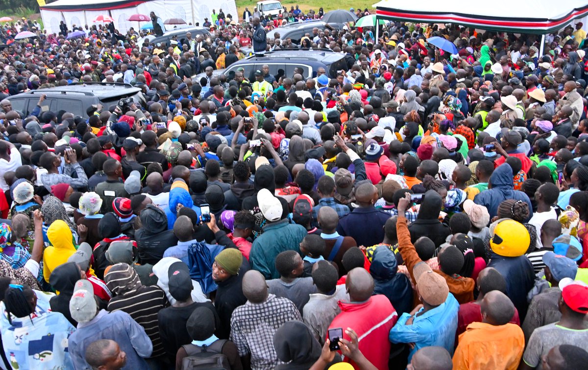 WilliamsRuto's tweet photo. In Vihiga County, launched the construction of the 20.8-Kilometre Mago-Mululu-Wangulu and Lusui-Vokoli roads. Also inspected the work in progress in Gisambai-Hamisi-Senende road. https://t.co/ENSbT6rkbn