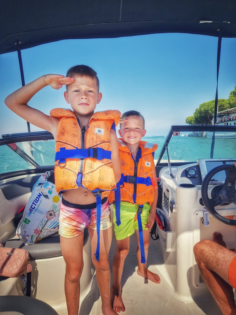 dolphie83's tweet image. My 2 beautiful sons. Mama loves you
#missingone #brothers