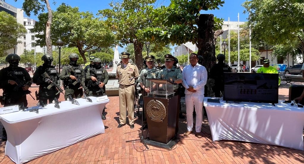 PoliciaStaMarta's tweet photo. Resultados de #seguridad360; Desarticulada estructura delincuencial “Los Makina", 4 allanamientos y 10 capturas por los delitos de: Homicidio, Fabricación y porte de armas de fuego y Tráfico de estupefacientes. Garantizamos la convivencia ciudadana. https://t.co/4nmXfgHcmr