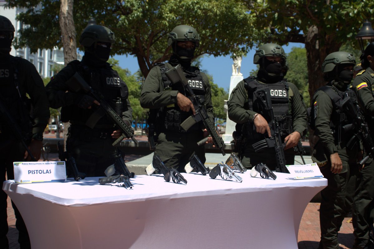 PoliciaStaMarta's tweet photo. Resultados de #seguridad360; Desarticulada estructura delincuencial “Los Makina", 4 allanamientos y 10 capturas por los delitos de: Homicidio, Fabricación y porte de armas de fuego y Tráfico de estupefacientes. Garantizamos la convivencia ciudadana. https://t.co/4nmXfgHcmr