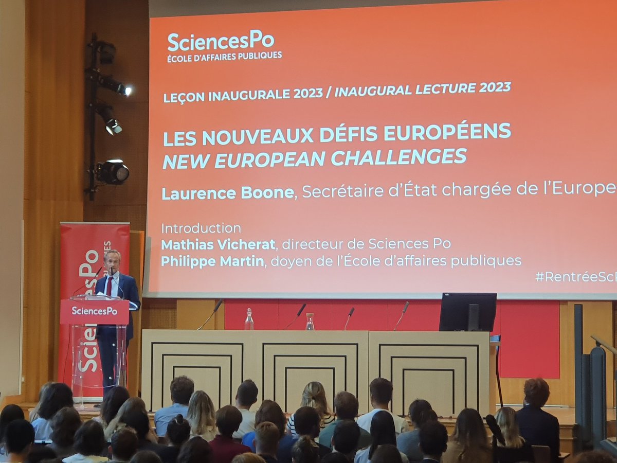 Le doyen <a href="/martinph01/">philippe martin</a> accueille ce soir les 929 nouveaux étudiants et nouvelles étudiantes de l'<a href="/EAPScPo/">EAP Sciences Po</a> avec un message fort sur l'#Europe en présence de <a href="/LaurenceBoone/">Laurence Boone</a> pour cette première grande discussion de l'année 🇪🇺  #RentréeScPo