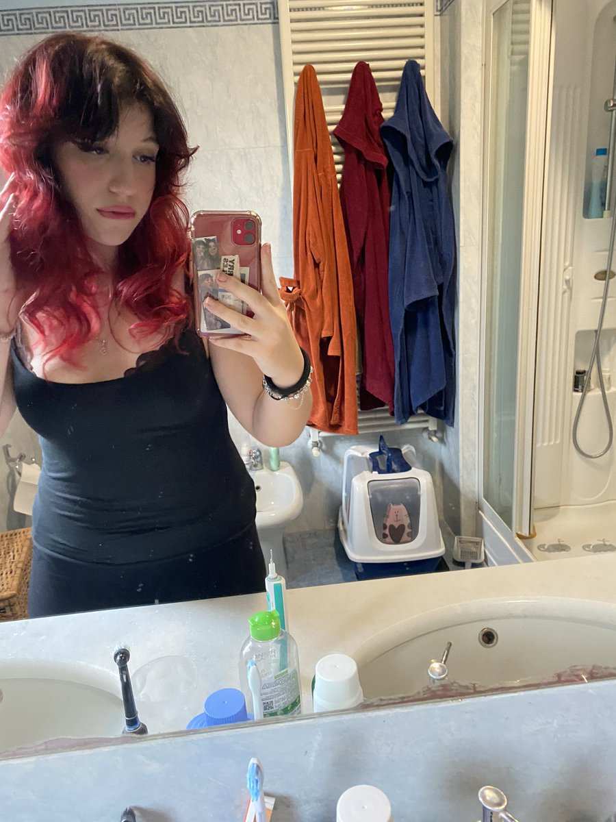 sof__ii's tweet image. Ok ora che ho dato l’esame posso tornare ad avere dei bei capelli