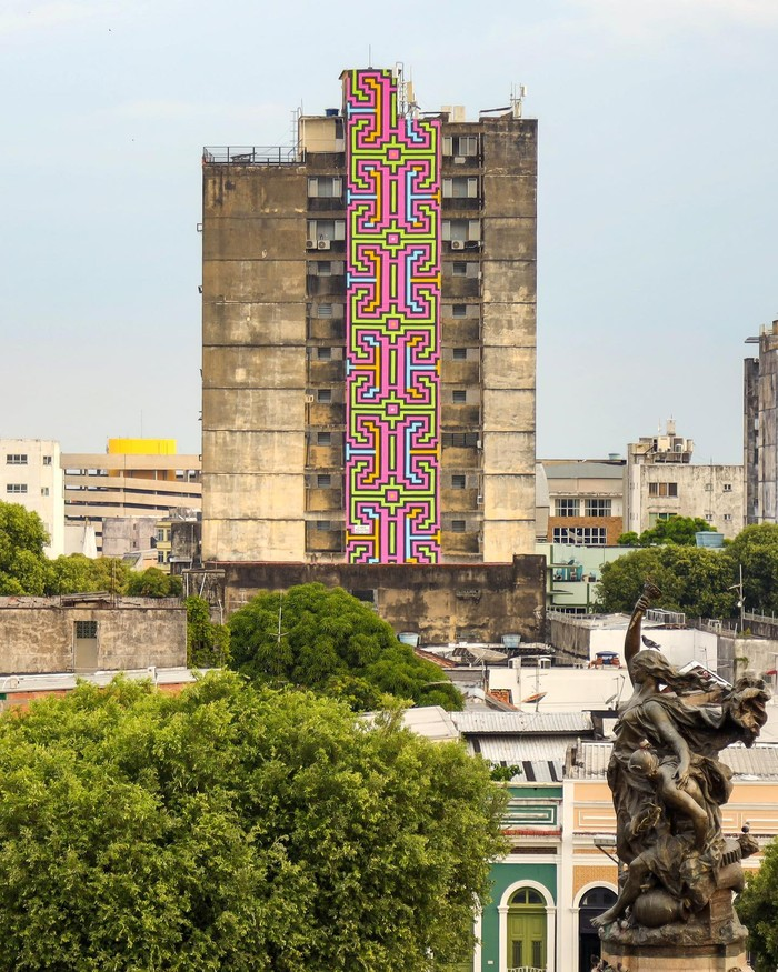 Artículo de Luisa Elvira Belaunde sobre la controvertida votación en la Bienal de Arte en Venecia, que dejó fuera a Olinda Silvano, artista shipiba con una emblemática e importante trayectoria:  
luisabelaunde.lamula.pe/2023/08/29/per…