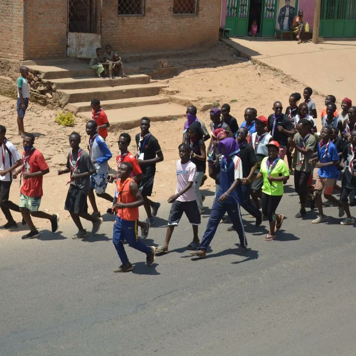 Oeuvres_Martins's tweet photo. 🔴⚪Après avoir fait un Gome (sport matinal)
nous avons entam�� la formation sur le secourisme où on a bien appris comment secourir une personne en détresse
Vive le scoutisme et le guidisme
#FSMT1
#martins https://t.co/7IAlh7TReh