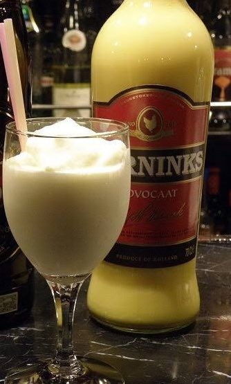 私が独身の理由ですか？明日からまた仕事なのにこの時間までBARで飲んでいるような酒クズだからです。もしかしたらワンチャン男性との出会いもあるかなと思いつつそんな事全くないです。スマホと向かい合い、明日寝不足で二日酔いになる現実に絶望しながらツイートしています。