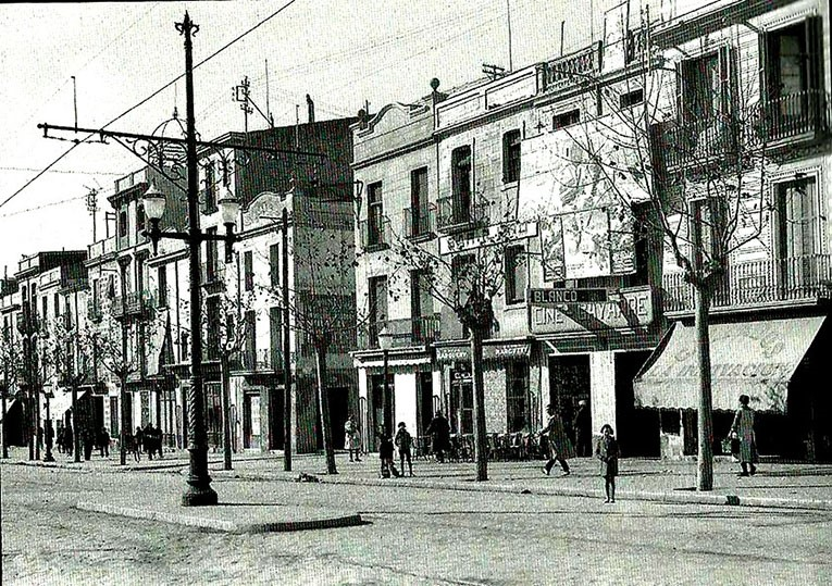 Pucurull's tweet photo. Cines desapareguts. Gayarre (1910-1980) de Sants. Un local on s’hi feien encesos mítings abans de la Guerra. Després, n’hi un, esclar. No obstant, el 1975 hi va haver una assemblea: els veïns volien que el terreny de l’Espanya Industrial fos un espai públic. I ho van aconseguir. https://t.co/Ubc8oH4DCq