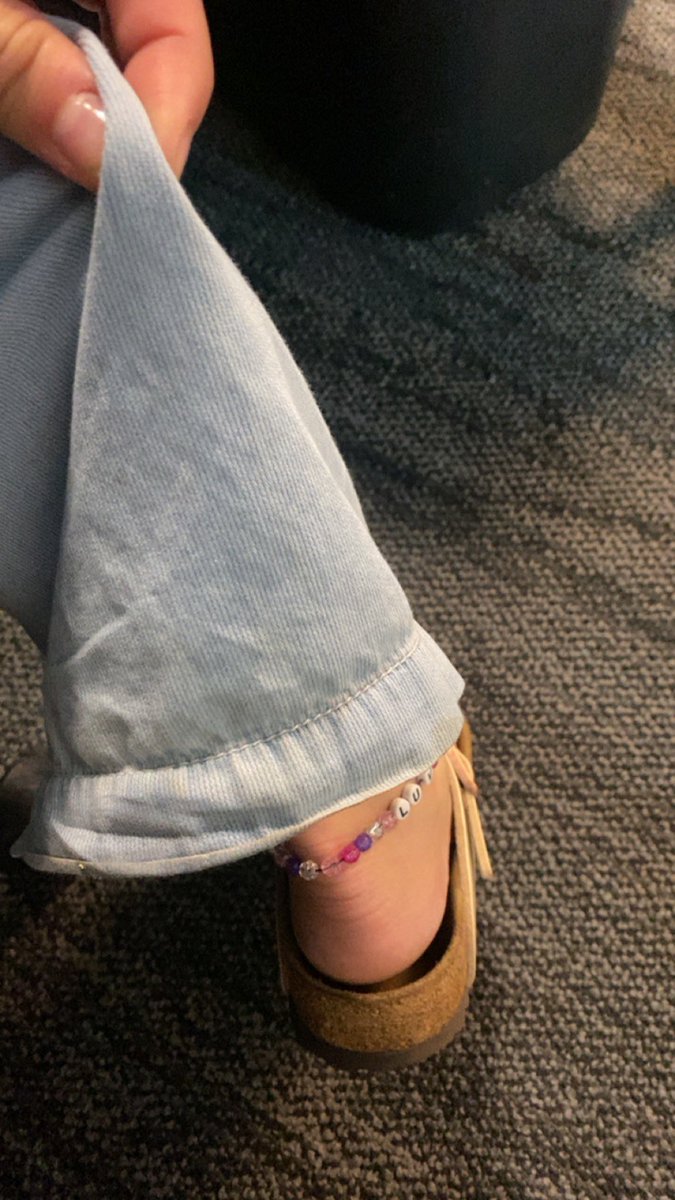 It finally happened, stepped in water in flared jeans and brikenstocks I’m back in 7th grade with wet ankles all day can’t believe gen z cancelled skinny jeans for this