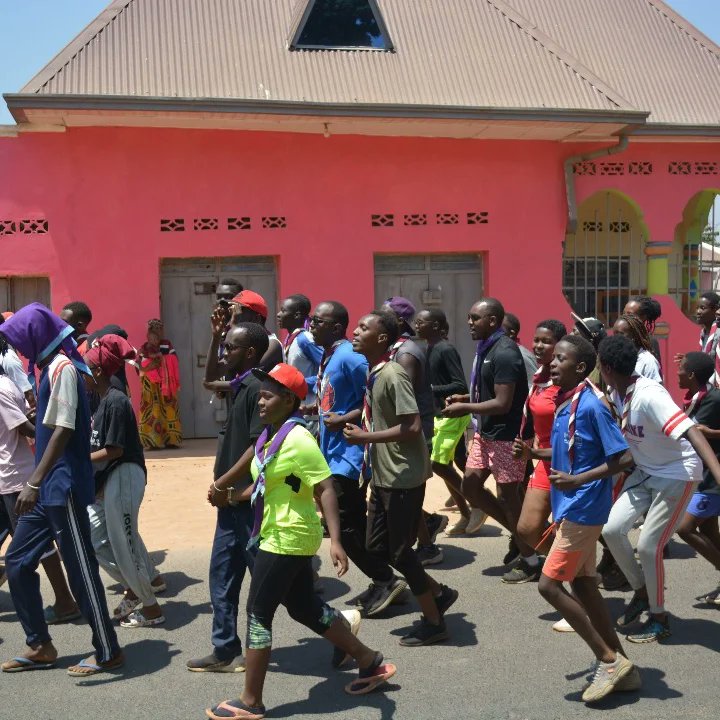 Oeuvres_Martins's tweet photo. 🔴⚪Après avoir fait un Gome (sport matinal)
nous avons entam�� la formation sur le secourisme où on a bien appris comment secourir une personne en détresse
Vive le scoutisme et le guidisme
#FSMT1
#martins https://t.co/7IAlh7TReh