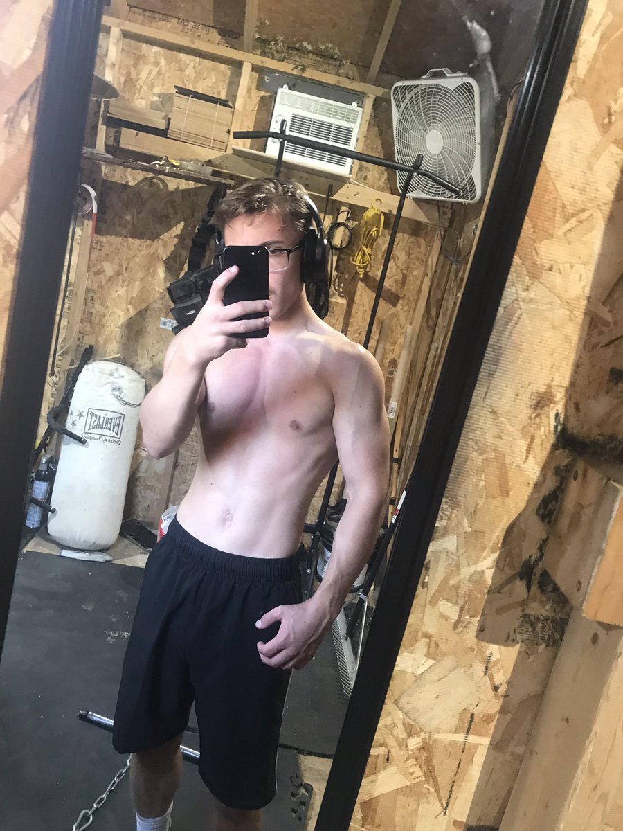 odditss's tweet photo. 2 weeks ago I got a girlfriend. Today I got my license and have a job interview in 2 hours. Life is finally going good 😁 https://t.co/7opHHYg8lX