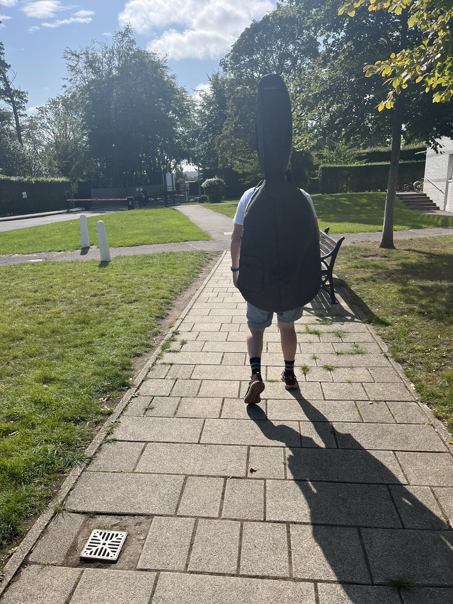 Happy New Bass Day to our two new Bessy &amp; Benny School of Bass students from P3 at @EdAcadMusic! Big thank you to their grown ups starting their portering career!! ❤️🎶🤩
#thebasswithaface #doublebass #newgoals #minibass #tenthsizebass