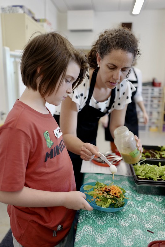 Do you love cooking with kids and have some free time this September? We’re looking for a few volunteers to help out with our new “Kids Cooking Around the World” classes at Trout Lake Community Centre. Send an email to admin[at]growingchefs.ca to discuss!
