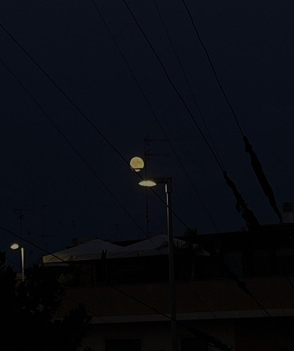 se stiamo sotto la stessa luna siamo meno distanti no?