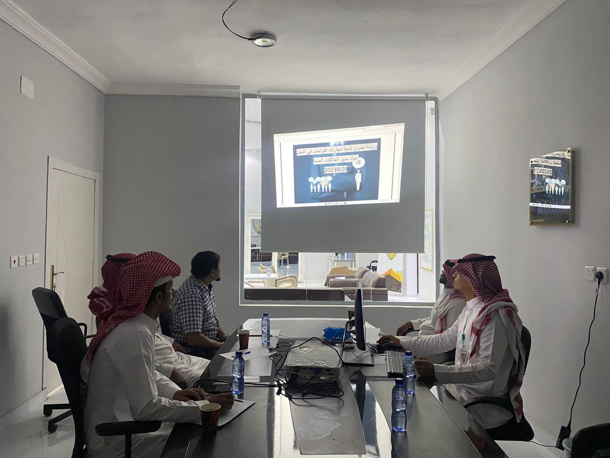 AlthahbClub's tweet photo. 📸 | #يحدث_الآن  مدير العلاقات العامة بالنادي يقيم ورشة تدريبة لبعض منسوبي النادي بعنوان : تنمية مهارات التواصل في العمل https://t.co/H9IfzZ1J9F