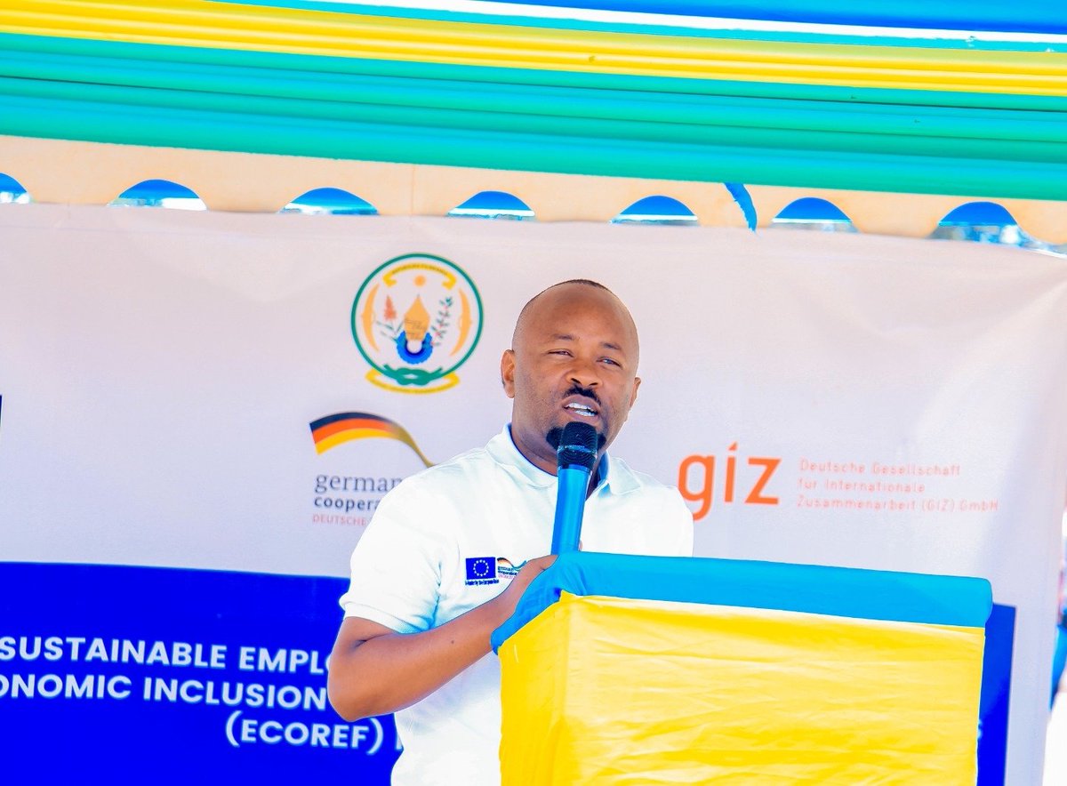 KireheDistrict's tweet photo. Umuyobozi w'Akarere wungirije ushinzwe iterambere ry'ubukungu @NzirabatinyaMo4 yashimiye @Ak_Access ,@giz_rwanda @RDBrwanda ku bufatanye mu gufasha urubyiruko bakagira ibyo bakora bibafasha abasaba kubinyekanisha kandi bagakomeza kwibuka gukoresha neza ikoranabuhanga https://t.co/xDZtE8MmgB