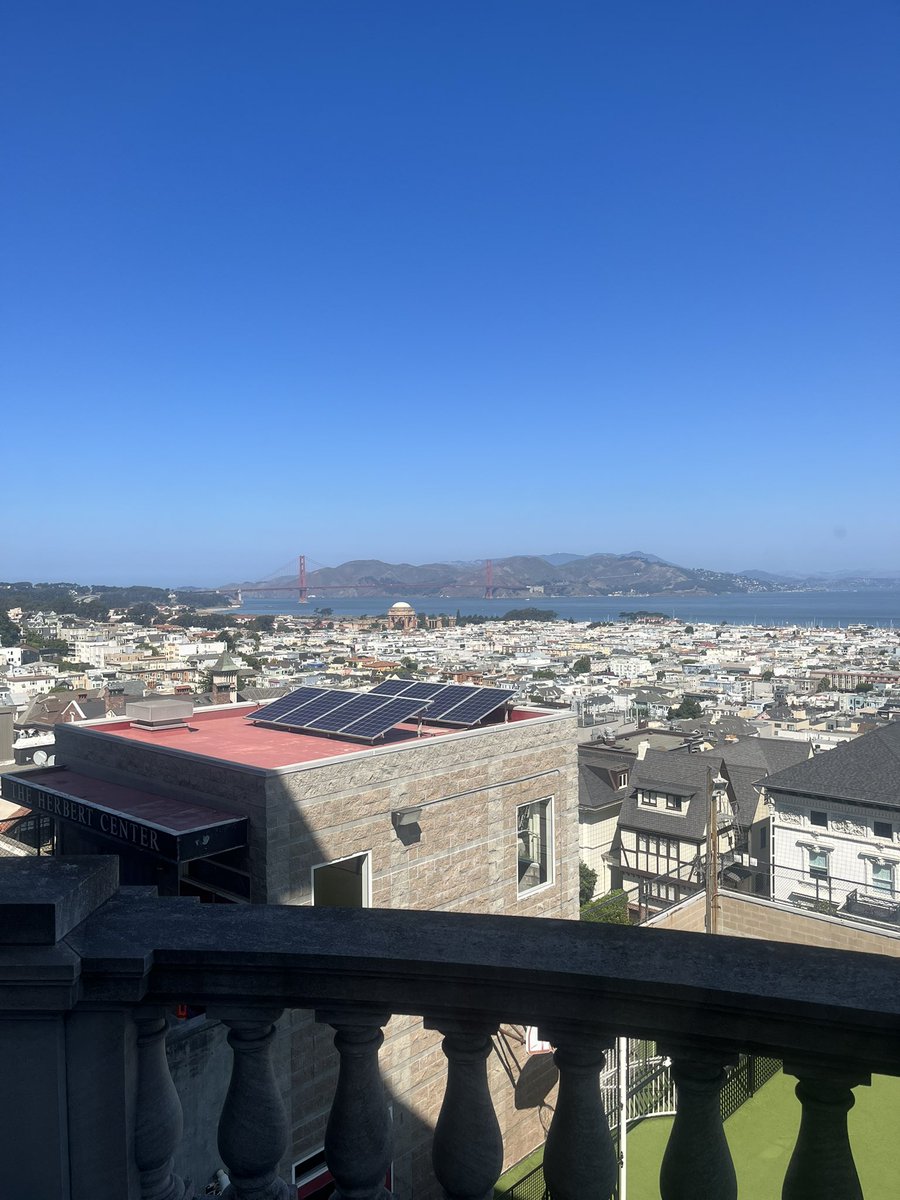RebaTeaching's tweet image. It’s a beautiful day to be on the @sacredheartsf campus! I’ve always loved this view of the Golden Gate Bridge from the Flood Mansion.