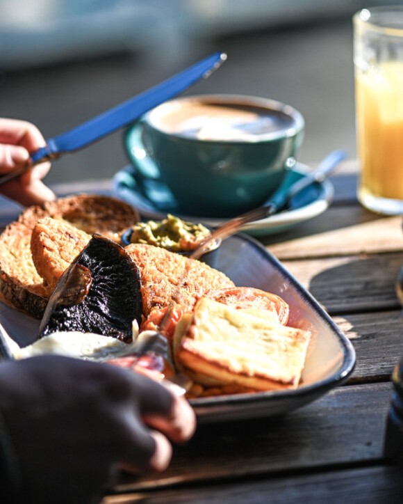 🌿Get stuck in to our Full Veggie breakfast! Chunky grilled halloumi, fried egg, homemade guacamole, crispy hash browns, beans, mushroom and tomato. Not forgetting the buttered sourdough toast to complete it 👏 *Check availability of breakfast menu at your local Hub Box.