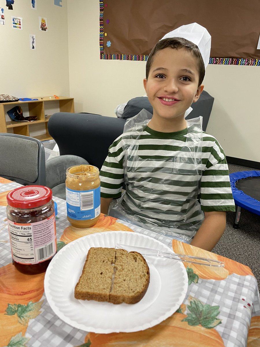 Some 4th graders are having a blast learning about central idea with Ms. Medina today! A little PB and J sandwiches to represent the central idea and details are a great way to start the week! @Plano_Schools @LariLiner @roachteach @RiggLEAD #LevelUpPlanoISD