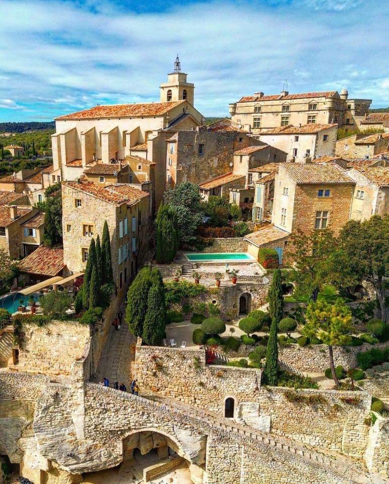 veritebeaute's tweet photo. Le plus beau village du monde est en Provence ! Bienvenue à Gordes ✨ https://t.co/Qq974SOSVP