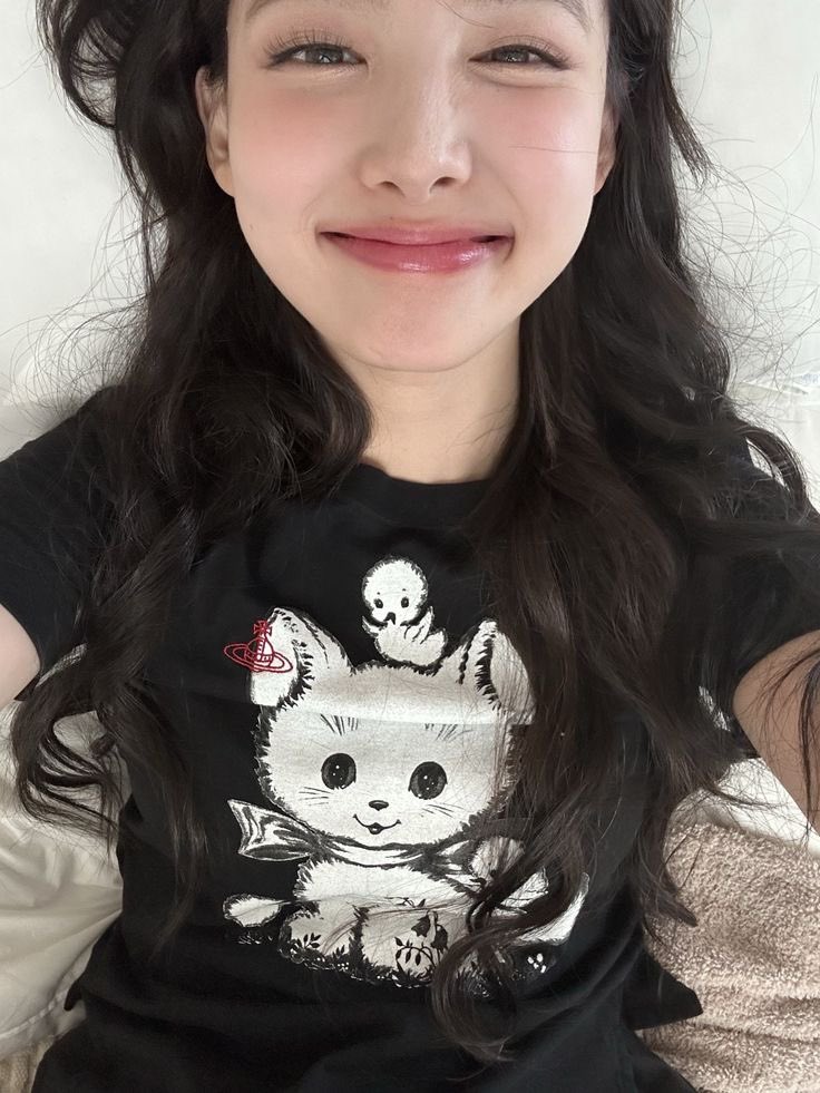 elliewoods's tweet photo. hiiiii minosians!!!!!! my name is eloise but el or ellie is fine. i’m currently trying they/ze/fae pronouns but she is okay too. i work at the spa, i went to beauty school and did my own styling since middle school. i’m from quebec and am trilingual. lfdm &amp; quote? #minosintro 💕 https://t.co/unVlK2Uyem
