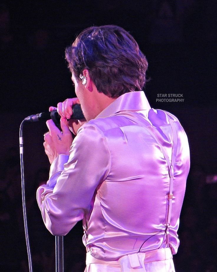HSFEATURES's tweet photo. Harry Styles, Love On Tour: Dallas. https://t.co/bJmQ8jAp8T