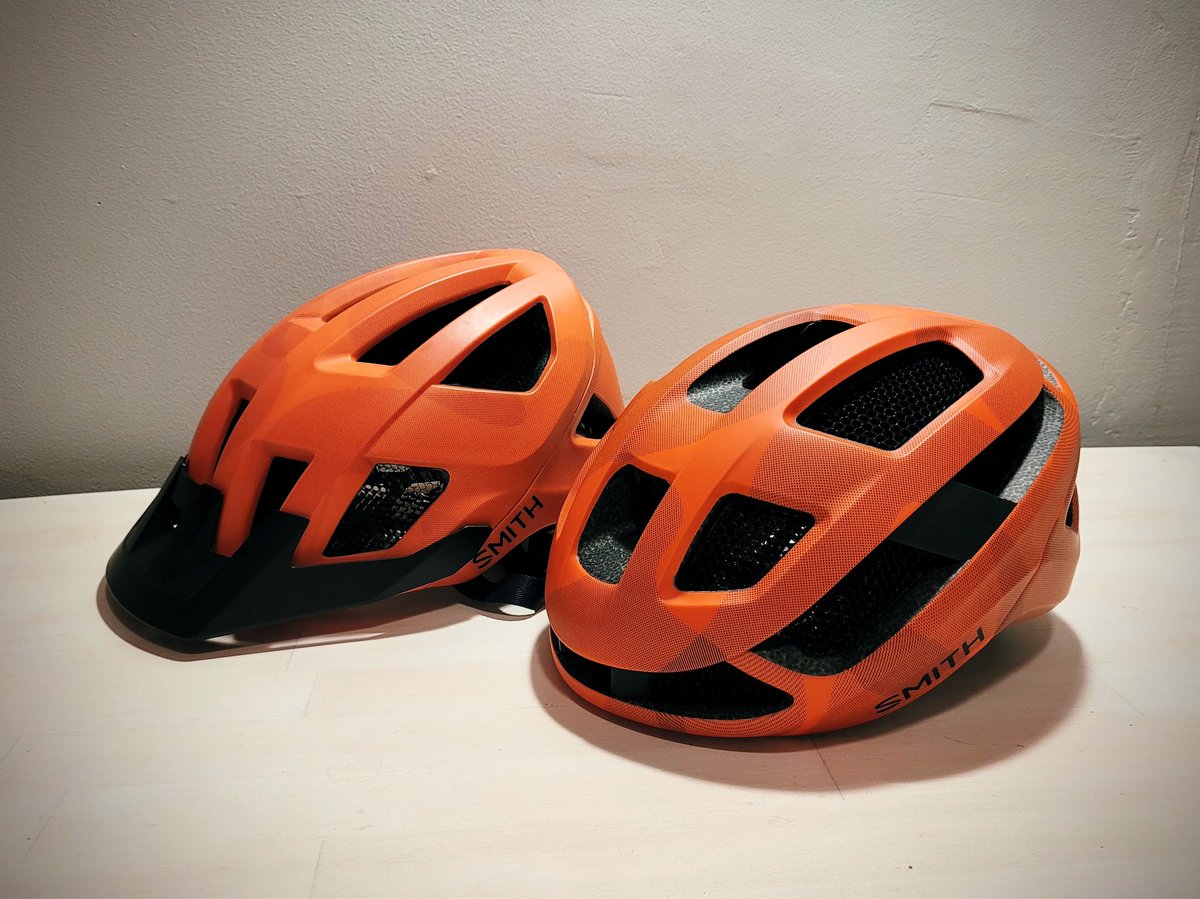 Uusi kypärä uusiin seikkailuihin (@smithoptics Trace MIPS, etualalla). Onneksi uuden kypärän hankinnan yhteydessä voi speksata uuden värin! 🍊🥕