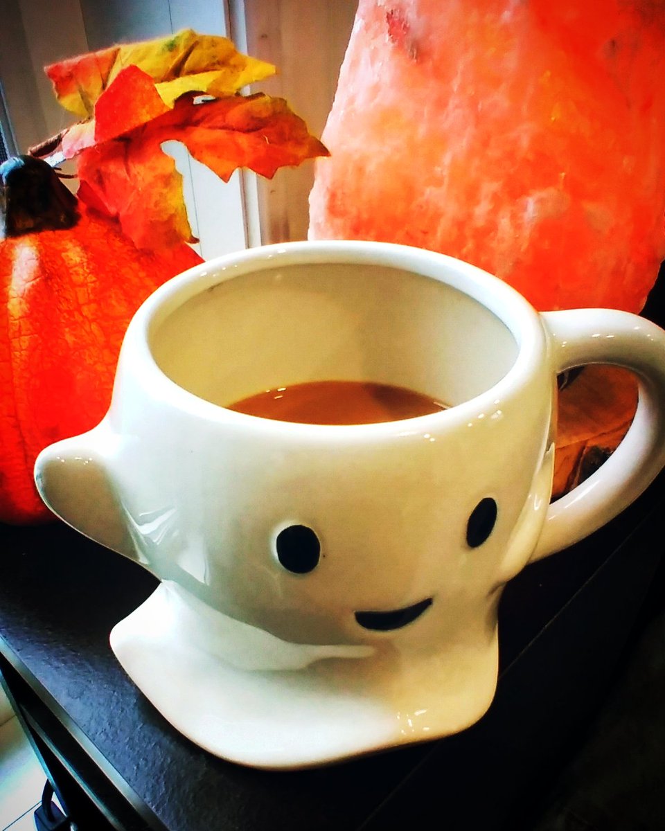 VampOrchid1983's tweet image. Morning ghouls! 

#spookydecor #Halloween2023 #Coffee #morning