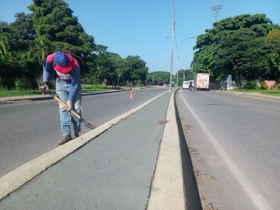 Instit12Febrero's tweet photo. #29Ago Continúan mantenimiento de isla central en la Av. Francisco de Miranda a la altura del Picolo. Municipio José Félix Ribas la #Victoria #Aragua
#RibasvuelveASonreir
#GobernamosParaServir https://t.co/f6x3f86zUY