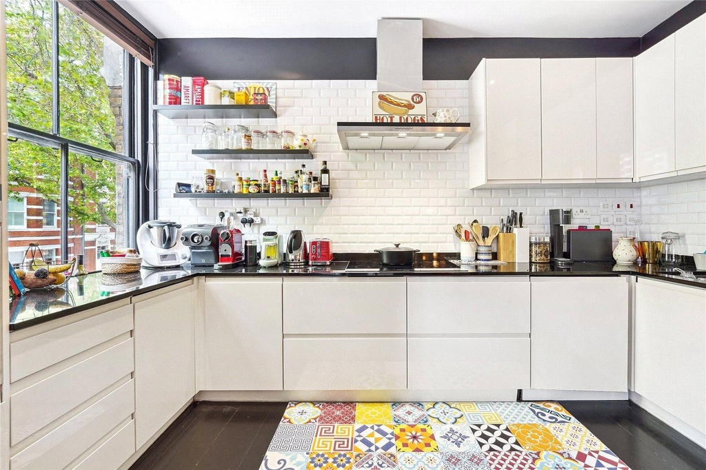 Chestertons's tweet image. Take a step inside this #loftstyle apartment with #openplan living, #highceilings and #woodenflooring throughout ✨⁠
⁠
🛏️ 3 bedrooms⁠
💷 £5,750 per month⁠
📍 Earls Court, SW5⁠
⁠👉️ l8r.it/Nqxr