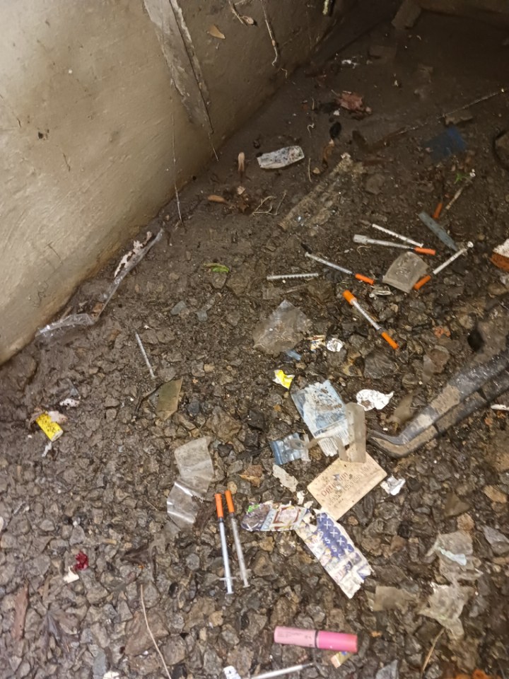 SiMonstreB's tweet photo. Montréal la s maine dernière.... Un seul puit, environ 35 seringues... Maudit que j'aime ma job ces jours là...🙄 https://t.co/KCsRnpc52v