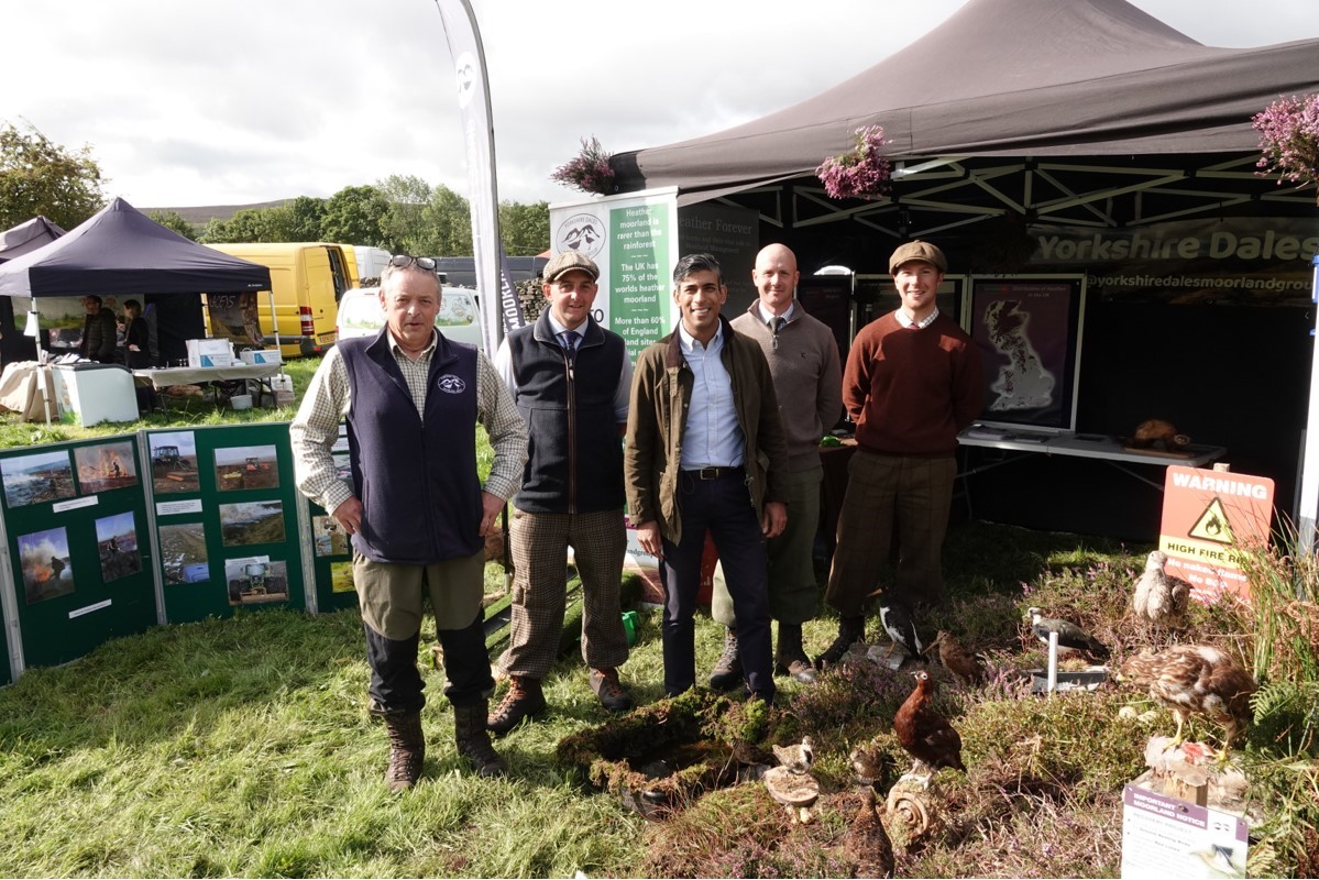 MoorlandAssoc's tweet photo. Thanks to Prime Minister Rishi Sunak, MP for Richmond (Yorks)  for visiting the Yorkshire Dales Moorland Group stand yesterday at Reeth Show, Swaledale @dales_group #ruralcommunities #yorkshiredales #curlew #conservation #heatherforever https://t.co/N1SnXQuKmA