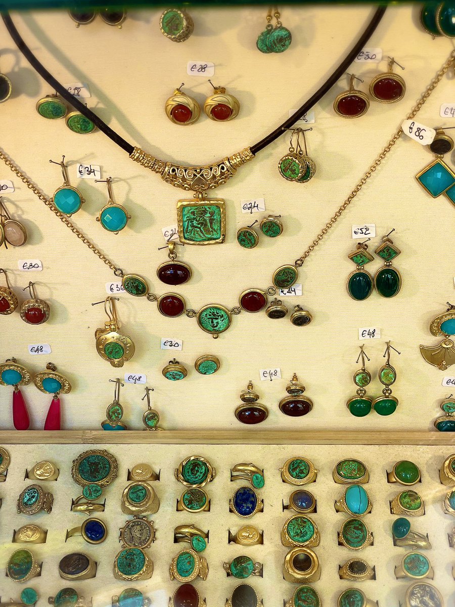 ローマに来ると必ず寄る、古代風アクセサリーのお店。 「いちばん古代