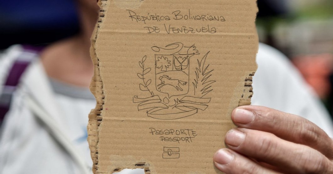 Comunidad Internacional sucumbe ante la lastima y anuncia que aceptará pasaportes venezolanos hechos a mano ow.ly/TSqL50PFfhY