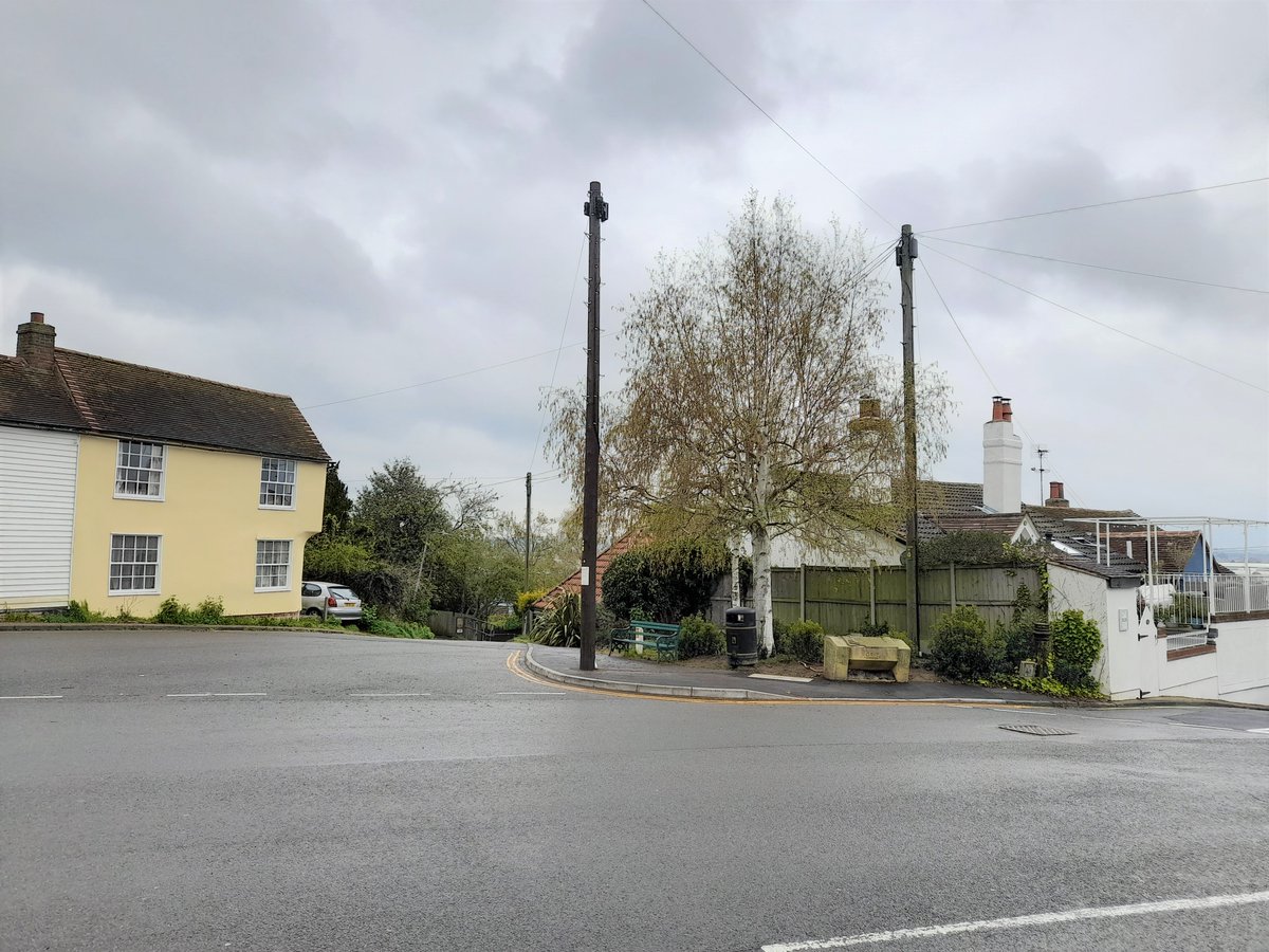 ⚠️We're replacing a retaining wall on the highway verge at Butt Lane/Downs Rd jct #Maldon from 4 Sept. Downs Rd will be one-way (flowing down the hill to boat yard) The car park will remain fully accessible 🚗🚗 ow.ly/suEK50PFpvJ @MaldonTCouncil