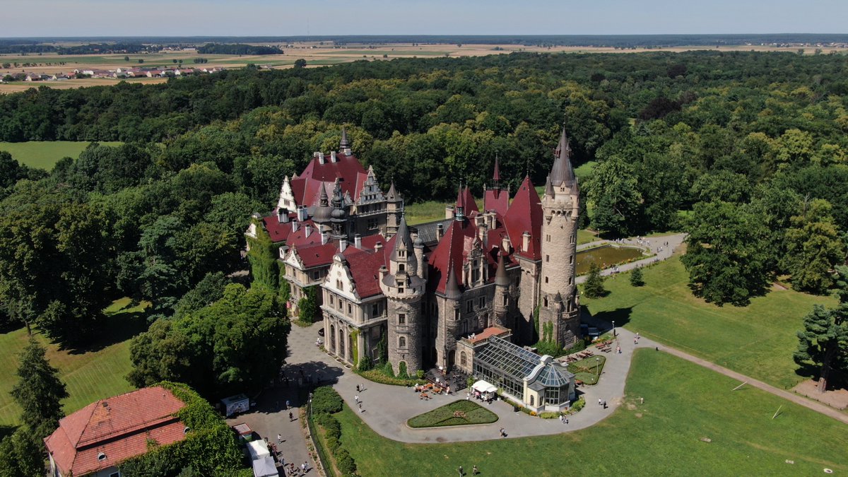 Discover Moszna Castle in Poland! Just 19 miles from Opole, this architectural gem has 365 rooms and 99 turrets, spanning 75,350 sq ft. A mix of Neo-Gothic, Neo-Baroque, and Neo-Renaissance styles. A must-see! 🏰