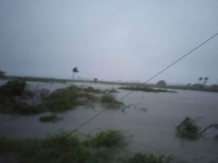 Sale de su cauce el Río Cuyaguateje, el más caudaloso del occidente de #Cuba. Las lluvias intensas incidieron en la principal cuenca hidrográfica de #PinardelRío