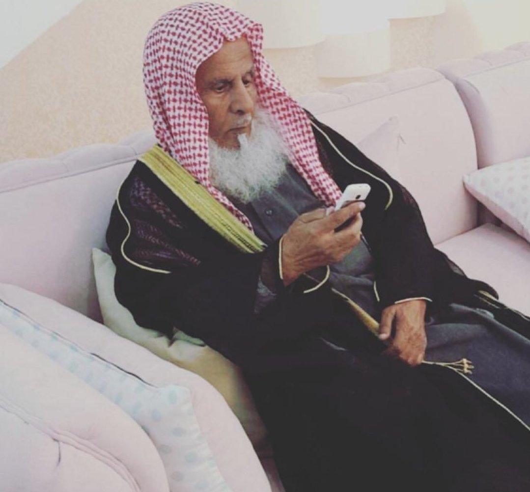 Falehmm6's tweet photo. رحم الله العم #حمد_المهندي 
ورفع درجته في عليين
شخصية نادرة 
أفني عمره في بذل الخير ومساعدة الأيتام والأرامل ، علي كبر سنه إلا أنه لا يكل في بذل الخير https://t.co/tGn4qUUz2A