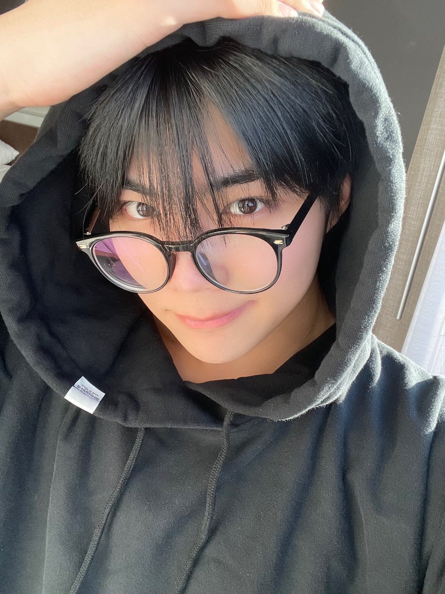 jiwoongfans's tweet photo. who else thinks gunwook in glasses is insanely attractive https://t.co/TYCo7BXbWs
