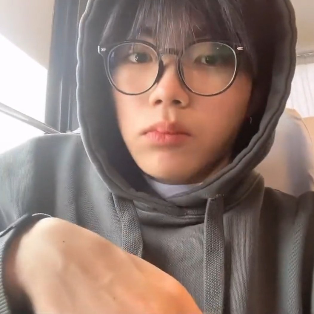 jiwoongfans's tweet photo. who else thinks gunwook in glasses is insanely attractive https://t.co/TYCo7BXbWs