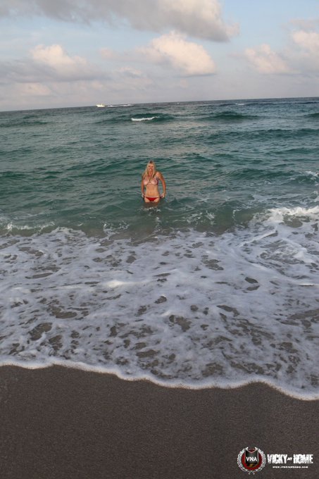 Watch Vicky Vette's leaked NSFW photo on TwXstars