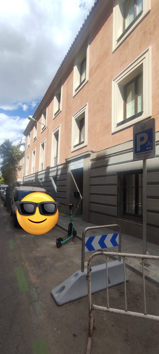 CJScela's tweet photo. @Lineamadrid @MADRID 
Sigo sin tener muy claro lo de MADRID 360. Además cada día nos ponéis mas difícil a los moteros aparcar la moto 😅. (Señales recién instaladas). https://t.co/YlbqPo1oGl