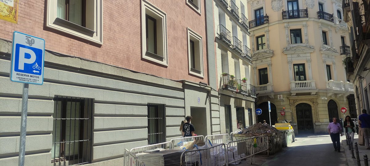 CJScela's tweet photo. @Lineamadrid @MADRID 
Sigo sin tener muy claro lo de MADRID 360. Además cada día nos ponéis mas difícil a los moteros aparcar la moto 😅. (Señales recién instaladas). https://t.co/YlbqPo1oGl