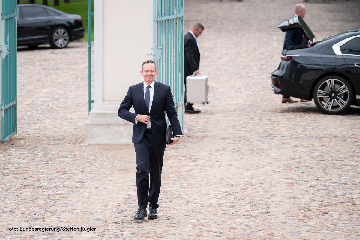 BMV's tweet image. Wie gestalten wir die Zukunft unseres Landes?✨
Mit dem #Digitalcheck für neue Gesetze und der Fortentwicklung der nationalen #Datenstrategie stehen unter anderem zwei bedeutende digitale Vorhaben des BMDV auf der Agenda der Klausur des Bundeskabinetts auf Schloss #Meseberg.